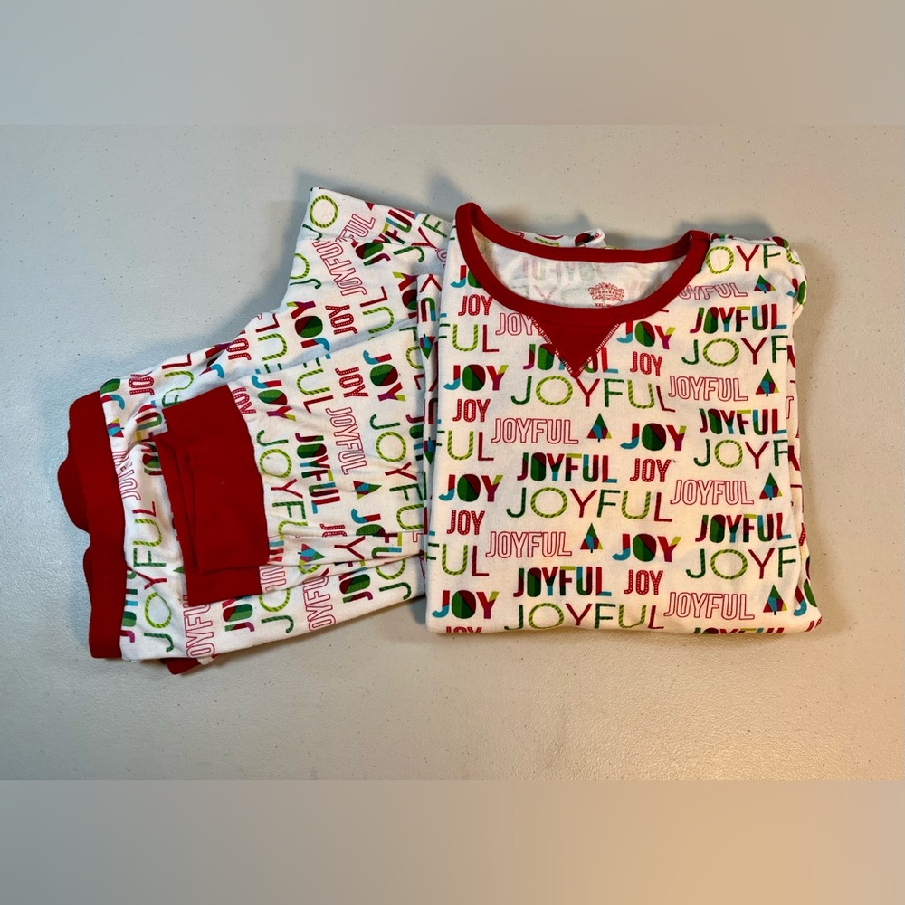 Women’s Wondershop Joyful Print Pajama Set in Red, White and green.  Size 2X